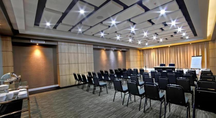 Brits Hotel Karawang Kültér fotó